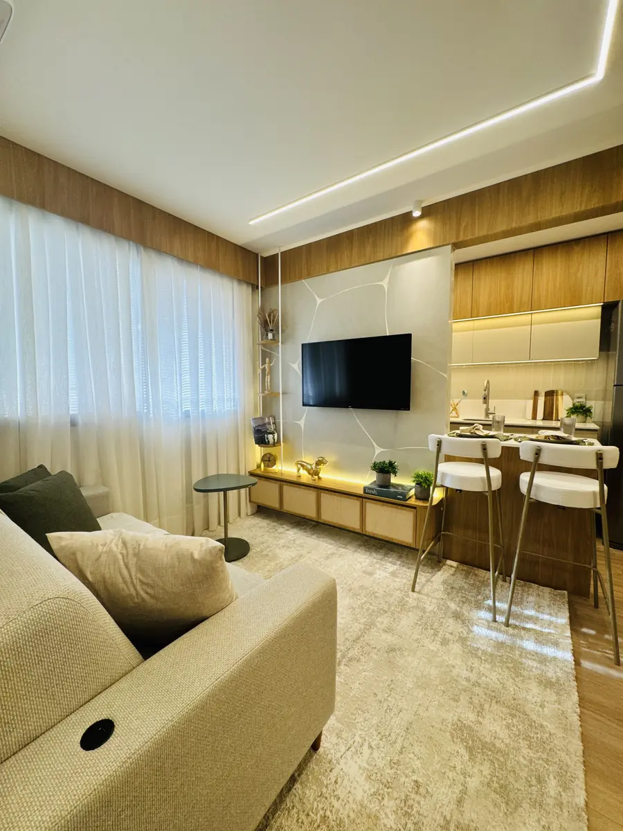 Sala com bancada e TV